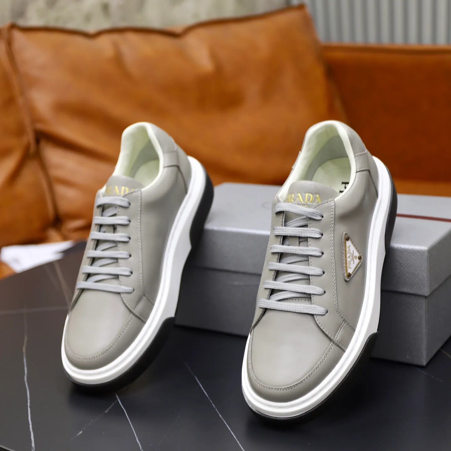 Factory price: 700💰Top original order Brand: PRADA (Prada) Standard code: Men's size 38/44 (45 can be customized) Grade: Same as the official website Material: Original cowhide stitching imported cowhide lining Original combination two-color wear-resistant soft outsole Style category: Leisure and sports version Young fashion European and American trend British style Color: Actual picture color